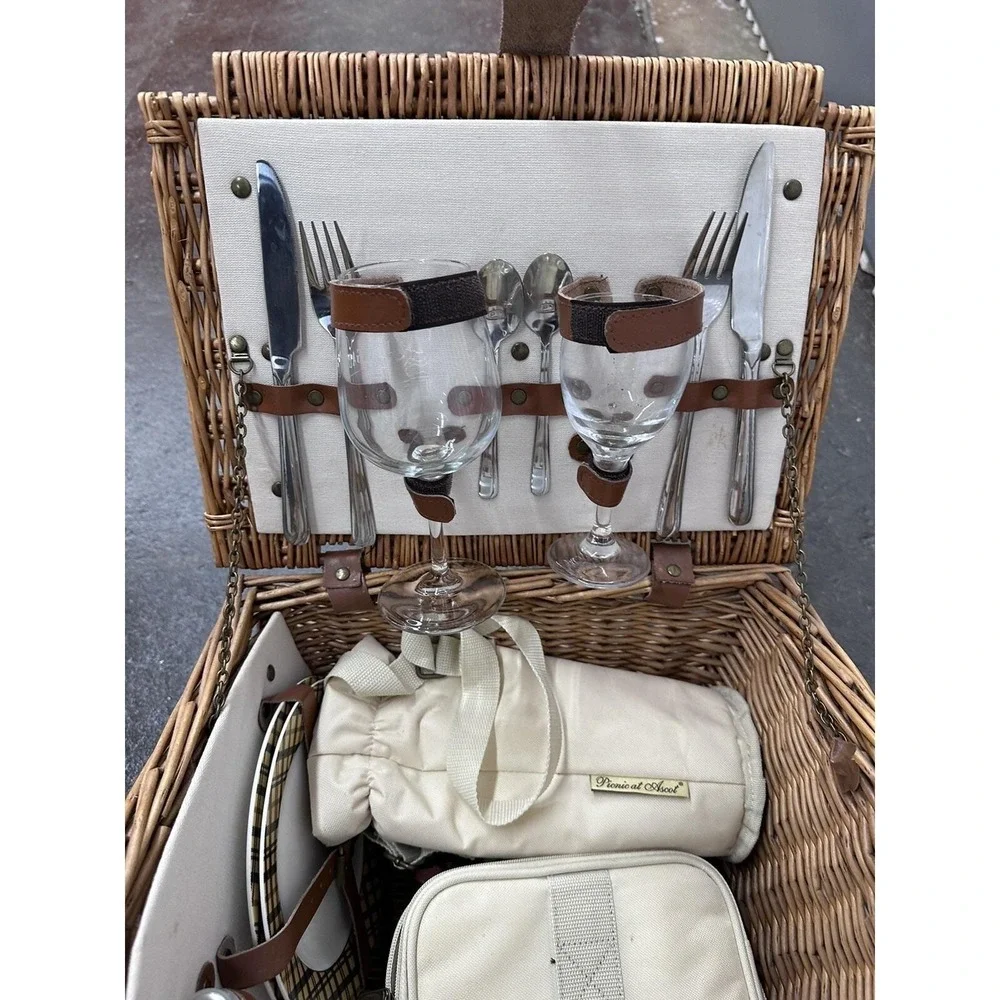 Picnic At Ascot Huntsman English-Style Willow Picnic Basket With Service For 4